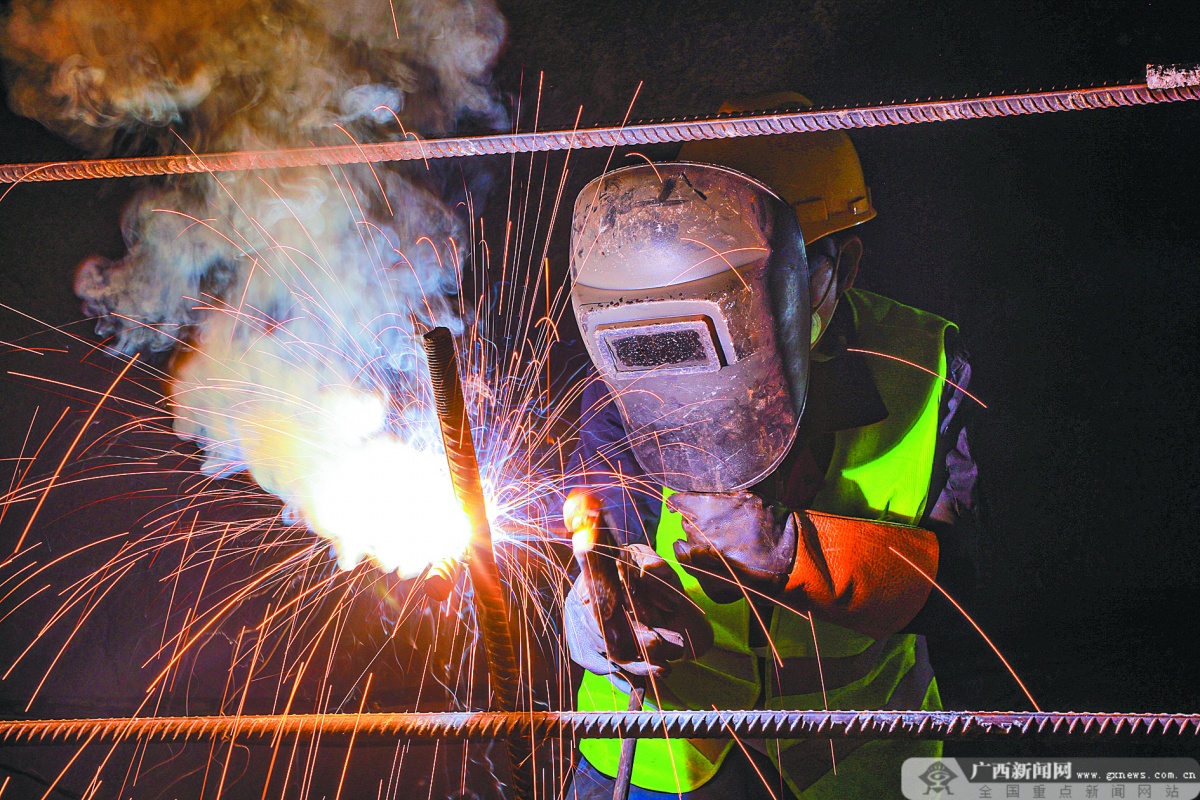 工人在貴南高鐵大方山隧道出口段進行焊接作業。