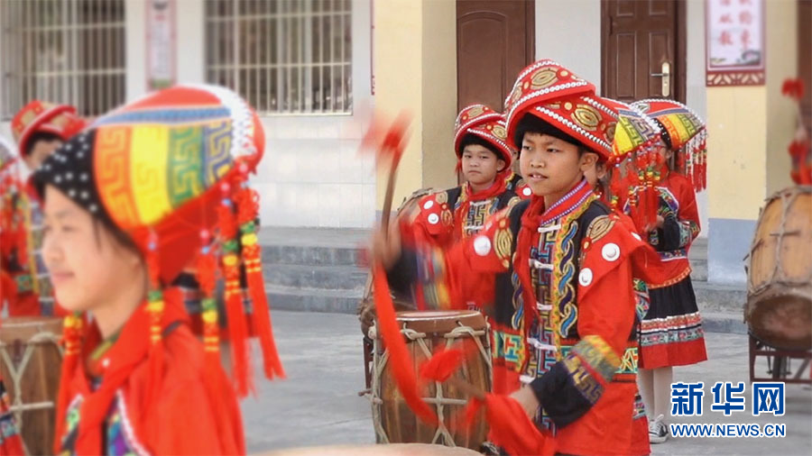 馬山縣大同小學壯鼓隊隊員進行壯族會鼓表演。