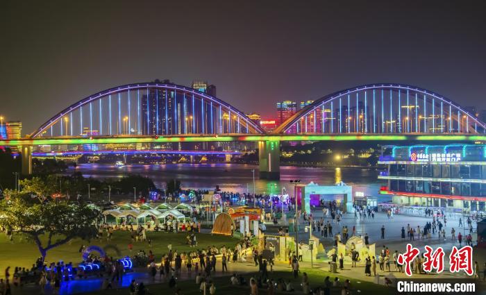 民眾在南寧亭子碼頭欣賞美輪美奐的城市燈光夜景。