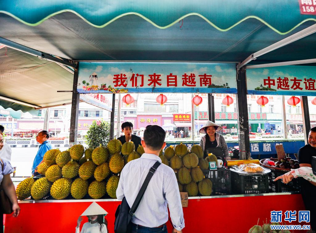 在廣西東興，越南果商在販售榴槤。