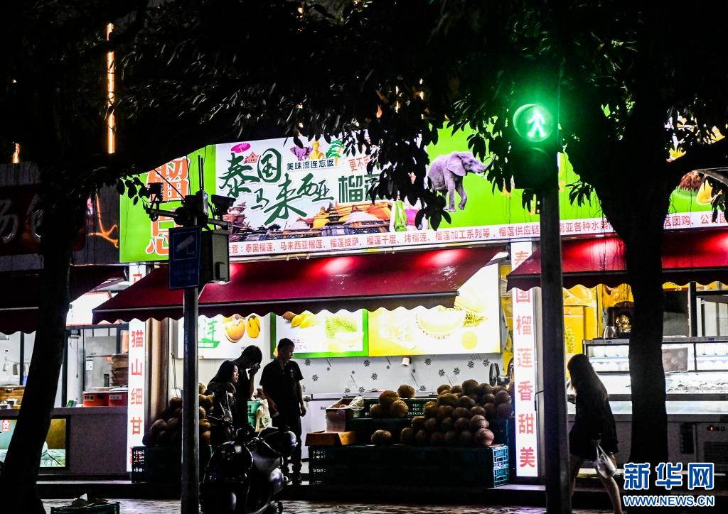 廣西南寧市街頭拍攝的榴槤產品商店。