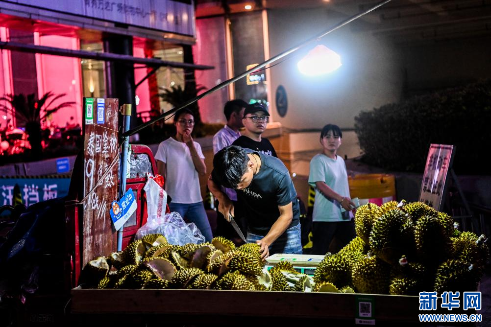 在廣西南寧市街頭，一名商販在販售泰國榴槤。