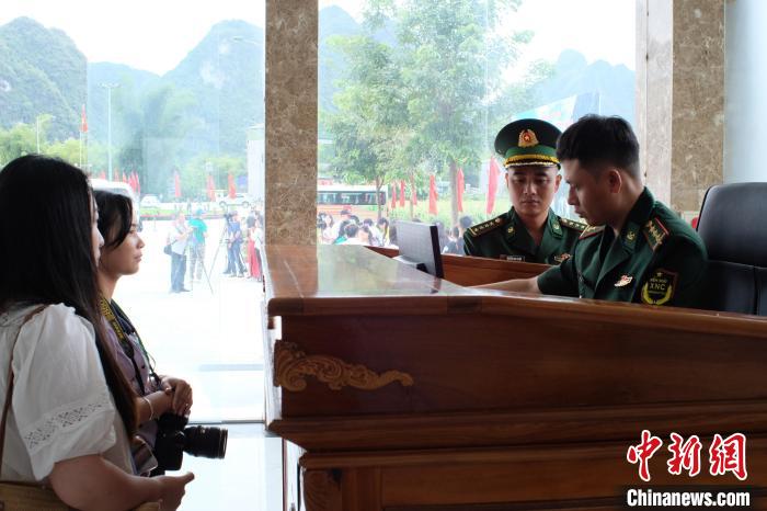 越南海關人員正在查驗入境大陸遊客的資訊。
