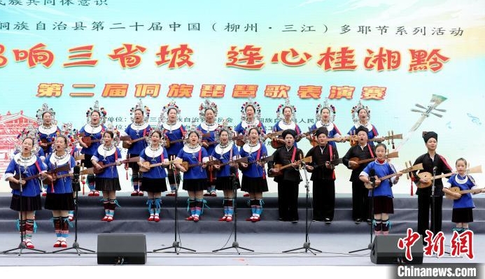 侗族民眾在比賽中彈唱侗族琵琶歌。