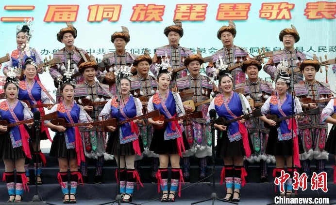 侗族民眾在比賽中彈唱侗族琵琶歌。
