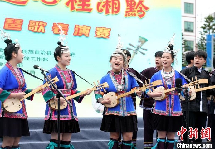 侗族琵琶歌手同台競技。