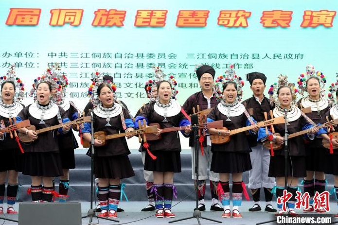 侗族琵琶歌手同台競技。