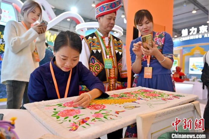 壯族刺繡技藝展示。