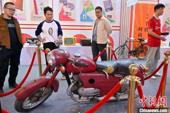 南寧文化印記長廊內，一台「幸福牌」老式摩托車吸引民眾注意。