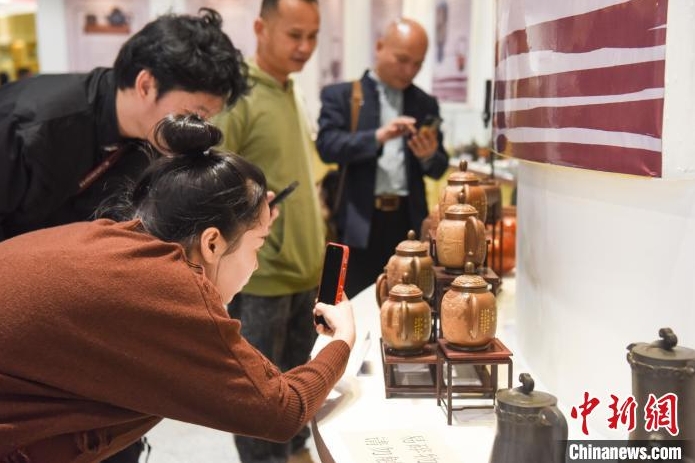 四大名陶在廣西欽州展出吸引民眾參觀。