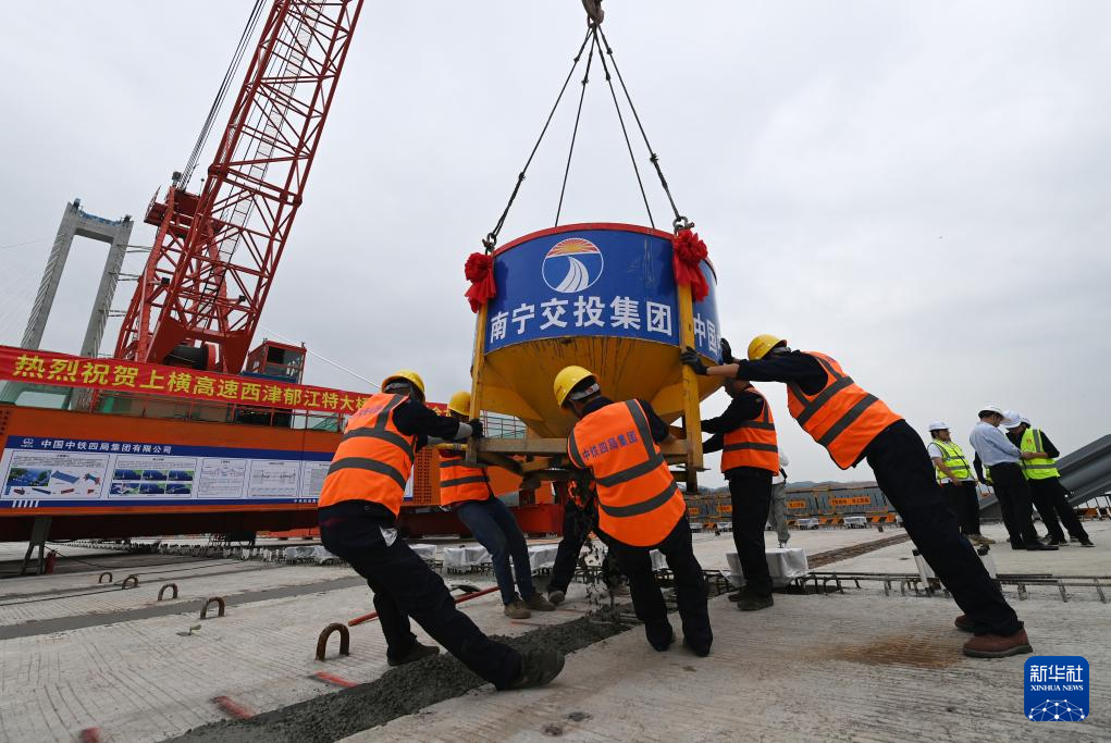 中鐵四局集團的工人在上橫高速公路西津鬱江特大橋興建現場施工。