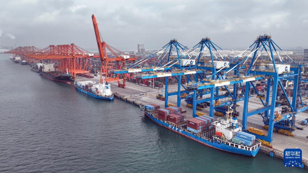 貨輪在欽州港卸貨。