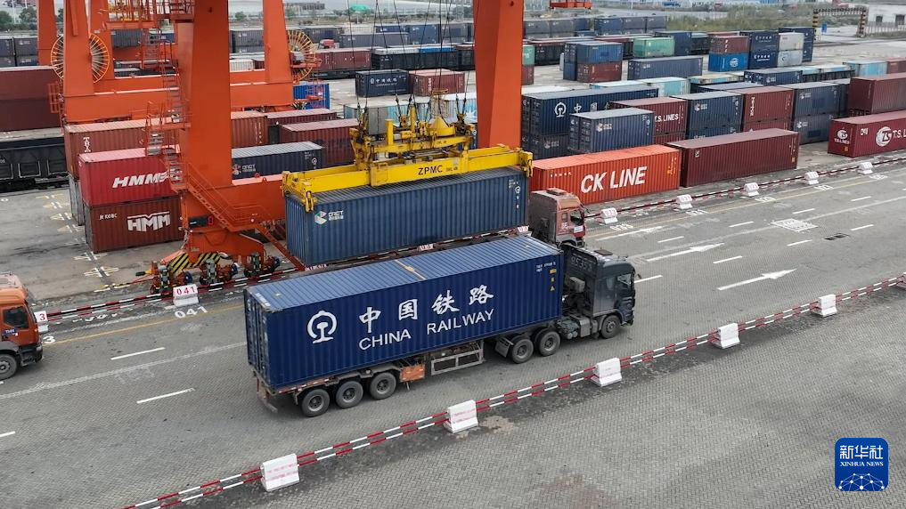 欽州港碼頭吊車在調運裝有東協商品的貨櫃。