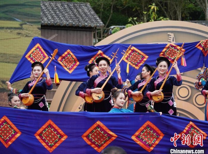 來自越南的演員在表演天琴聯唱節目。