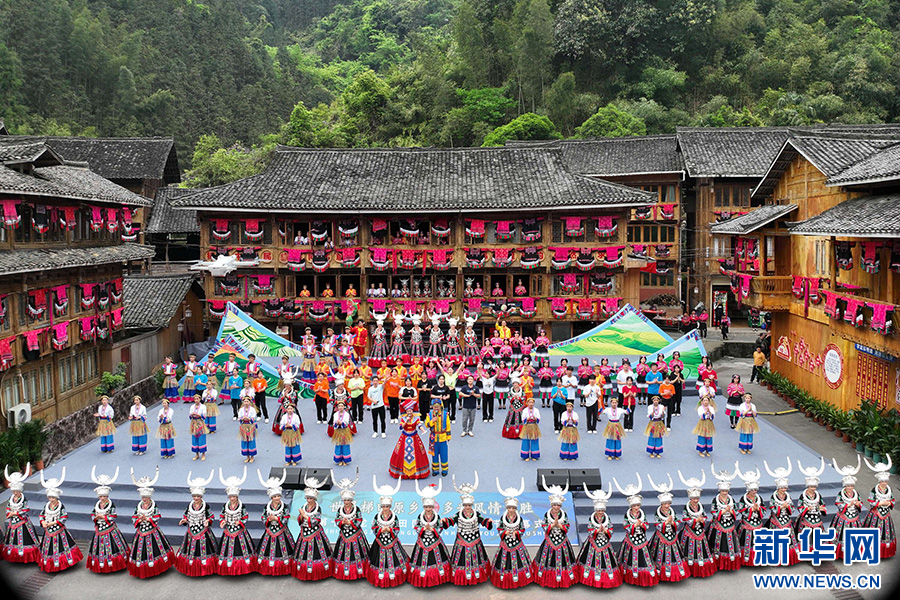 紅瑤歌舞表演吸引眾多中外遊客前來旅遊觀光。