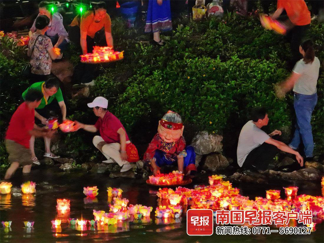 「花婆」和市民一起放水燈，祈願生活幸福綿長。