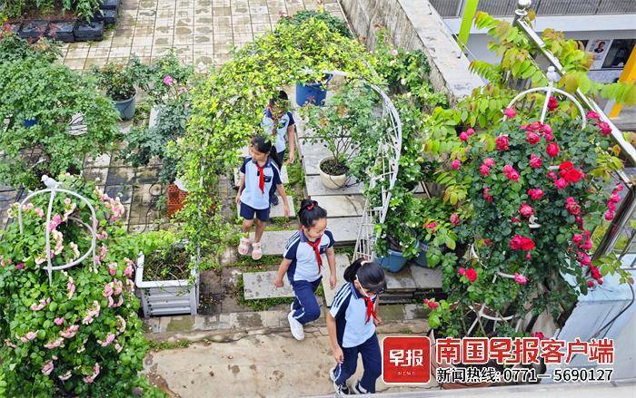 學生開心進入空中花園。