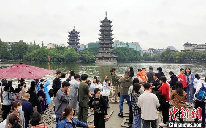 桂林市兩江四湖知音台上聚集了拍照遊客。