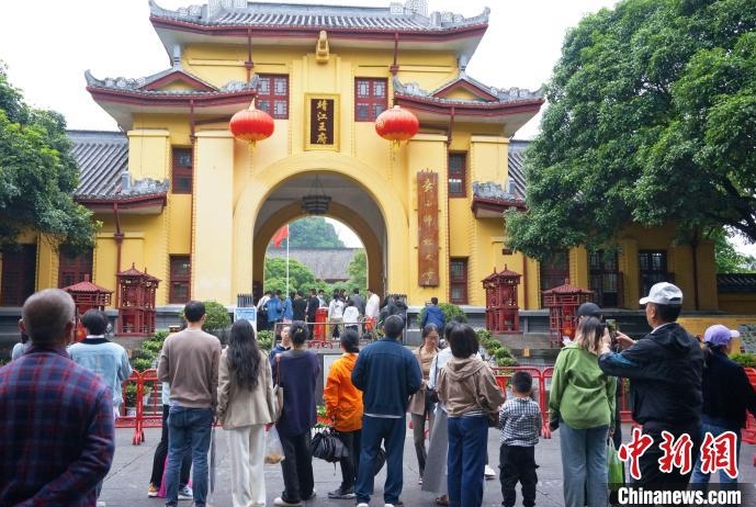 桂林市靖江王府前參觀遊客眾多。