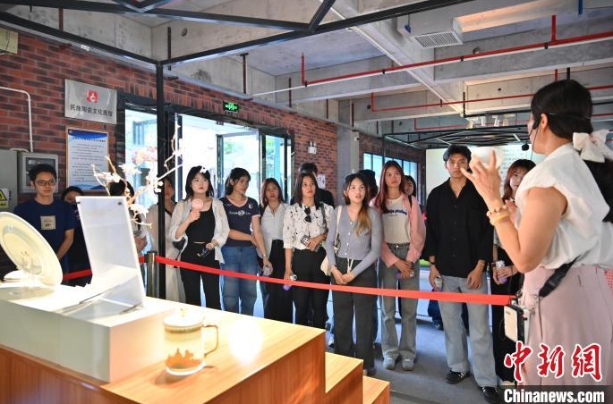 東協國家留學生在北流市陶瓷小鎮參觀。 東協國家留學生在北流市陶瓷小鎮參觀。
