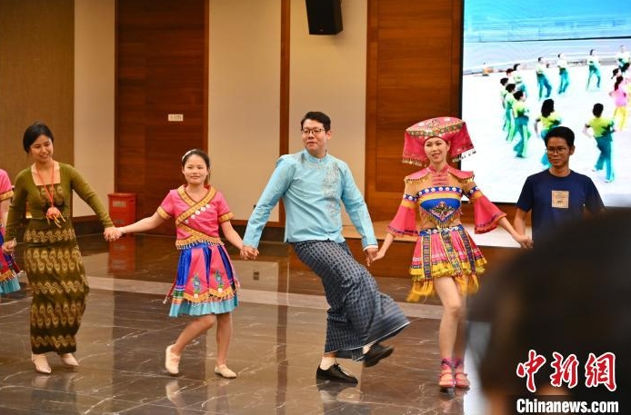東協國家留學生與青年共舞。 東協國家留學生與青年共舞。