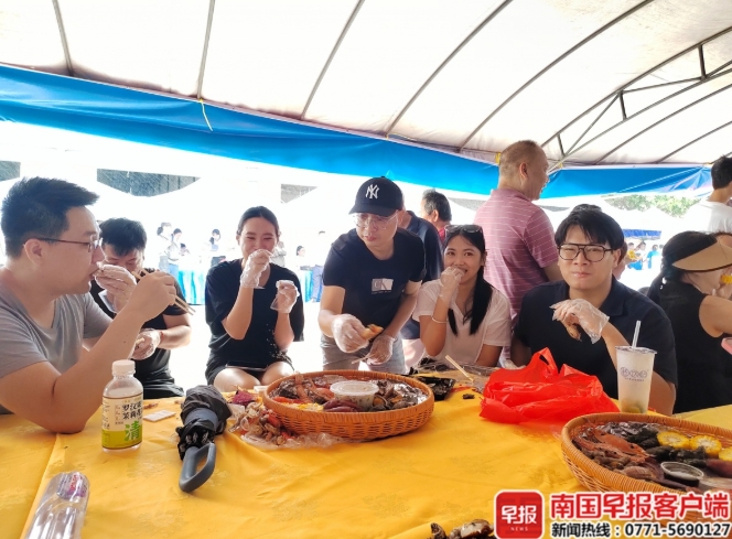 遊客品嚐中越美食。 遊客品嚐中越美食。