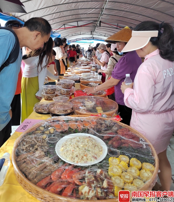 遊客品嚐中越美食。 遊客品嚐中越美食。