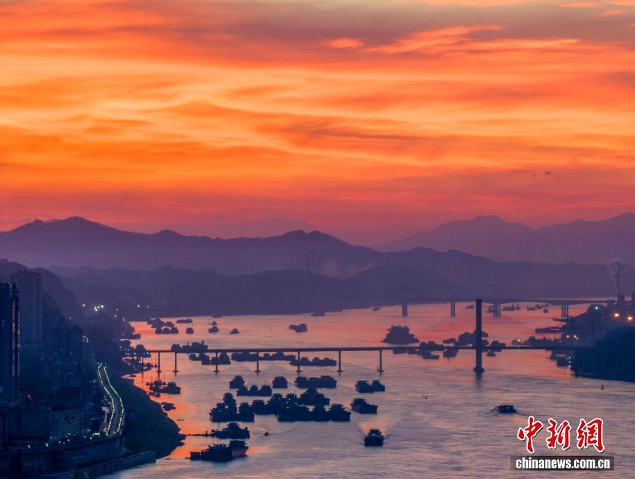 西江朝霞美如畫。