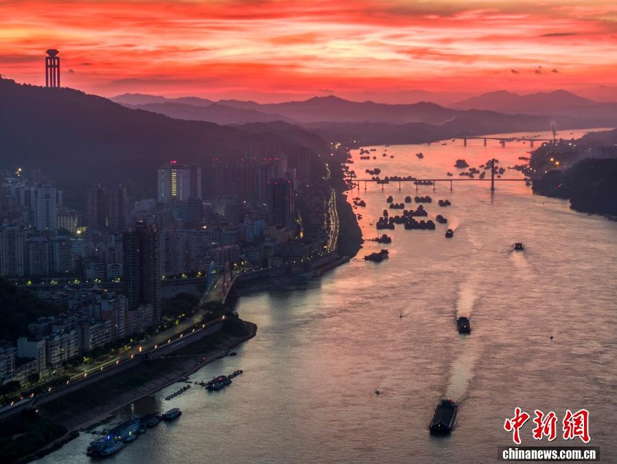 西江朝霞美如畫。