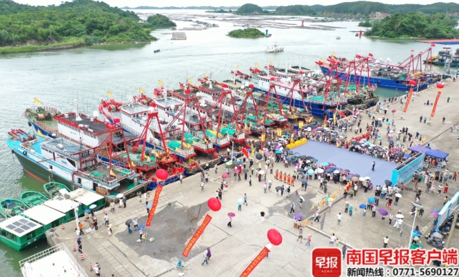 數艘漁船正等待開海。 數艘漁船正等待開海。