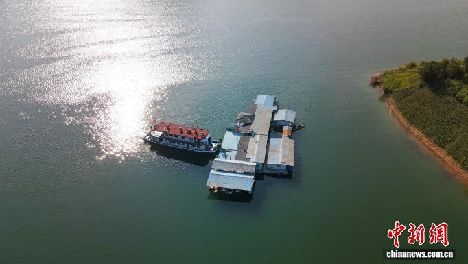 萬峰湖波光粼粼的湖面和遊船。 萬峰湖波光粼粼的湖面和遊船。
