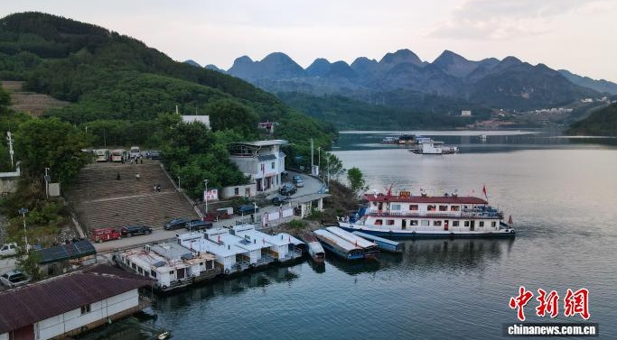 萬峰湖波光粼粼的湖面和遊船。 萬峰湖波光粼粼的湖面和遊船。