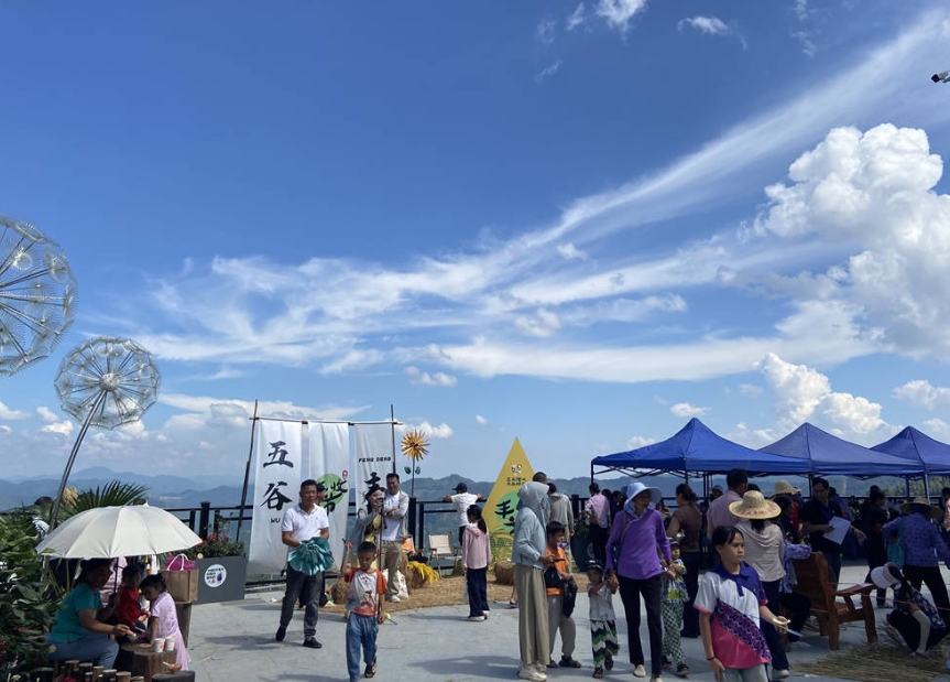 活動現場人頭湧動。 活動現場人頭湧動。