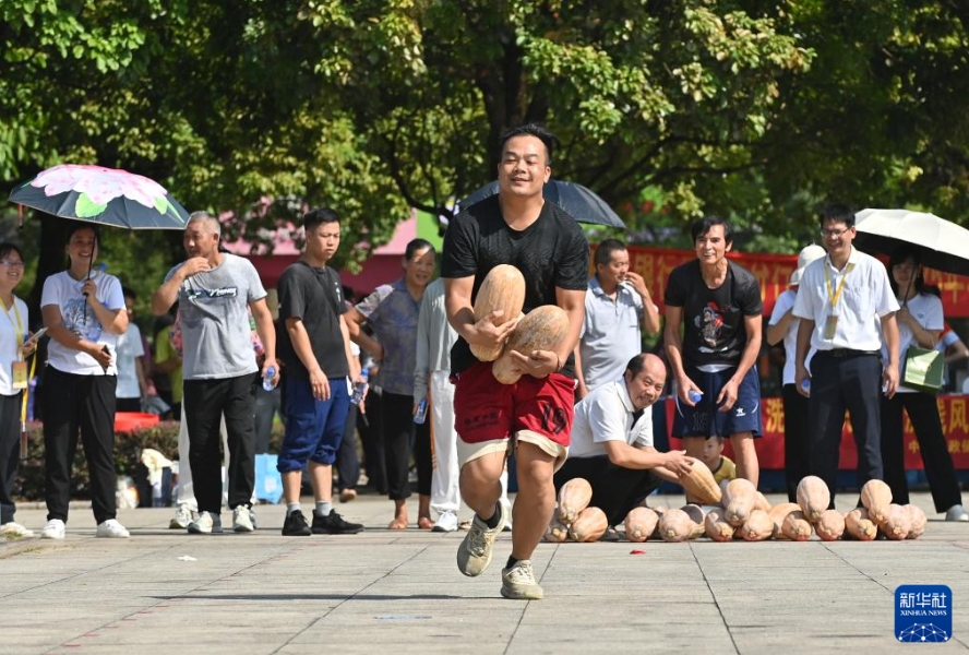 男子在參加抱南瓜農趣比賽。