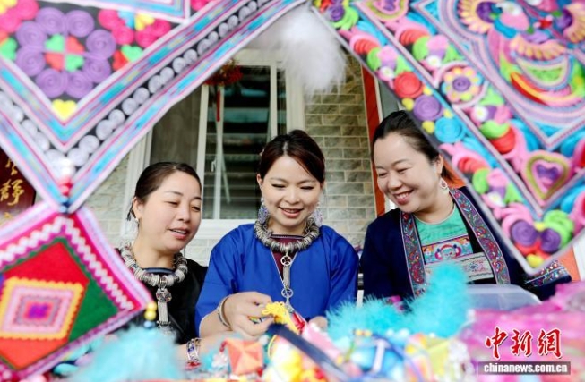 婦女在製作侗族吉祥花。