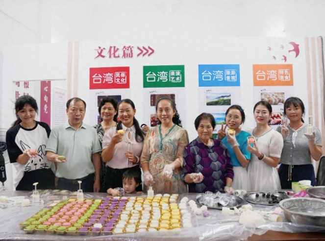 台胞台屬展示製作好的月餅。