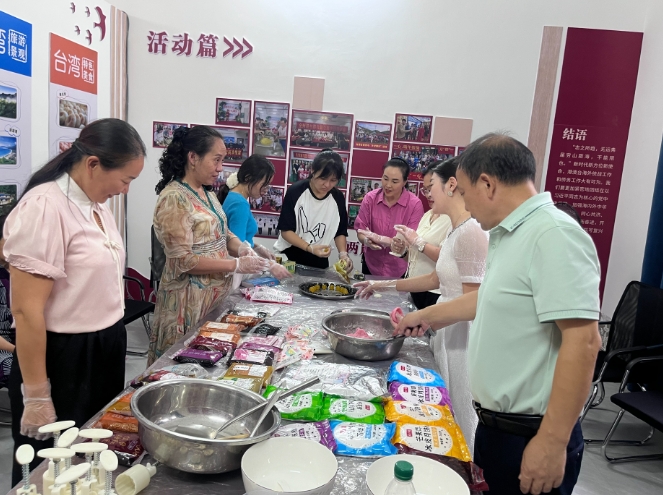 台胞台屬學習製作月餅。