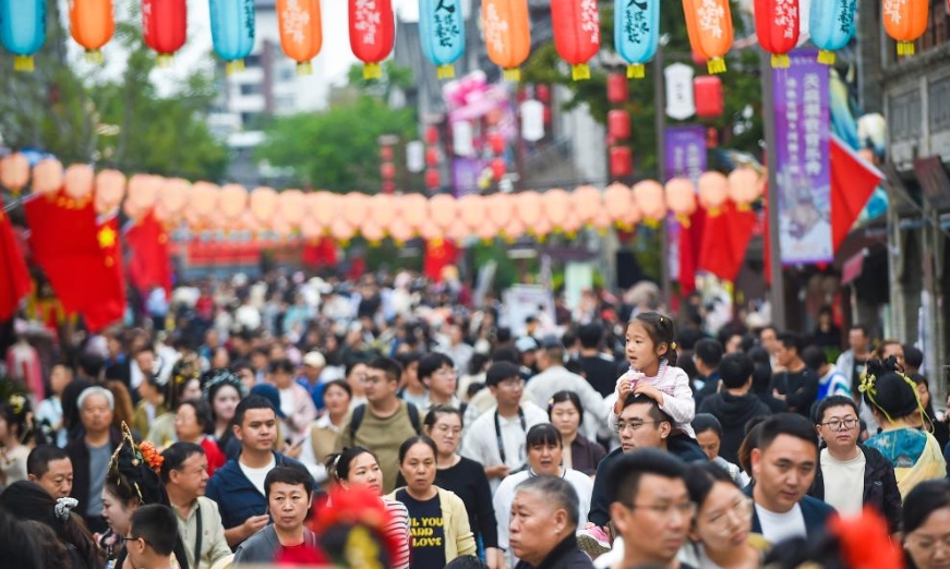 古城景區休閒遊玩。 古城景區休閒遊玩。