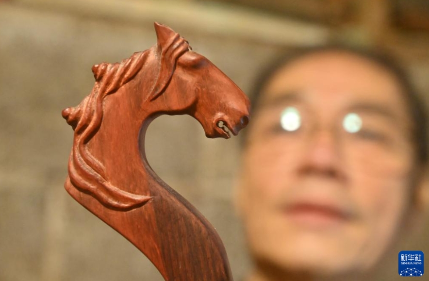 查看一把馬骨胡。 查看一把馬骨胡。