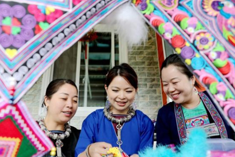 民眾巧手編織吉祥花