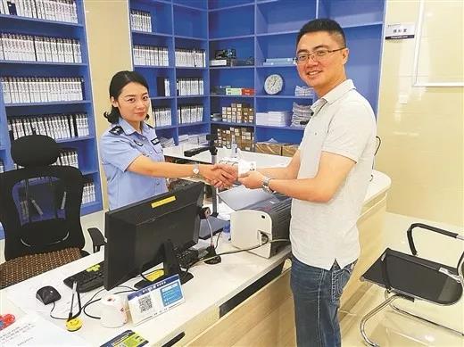 2018年9月1日上午，南寧市台協會長周代祥（右）領到了大陸首張台灣居民居住證