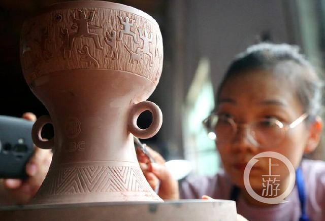 工藝師正在製作坭興陶。