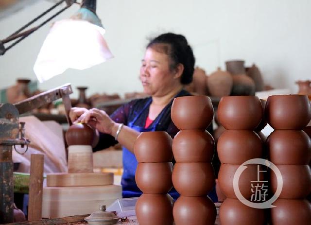 千年欽州坭興陶。