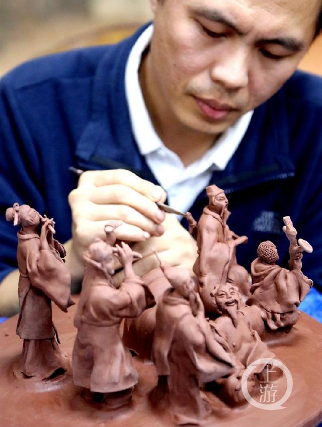 雕刻過程繁複需要高度專注力。