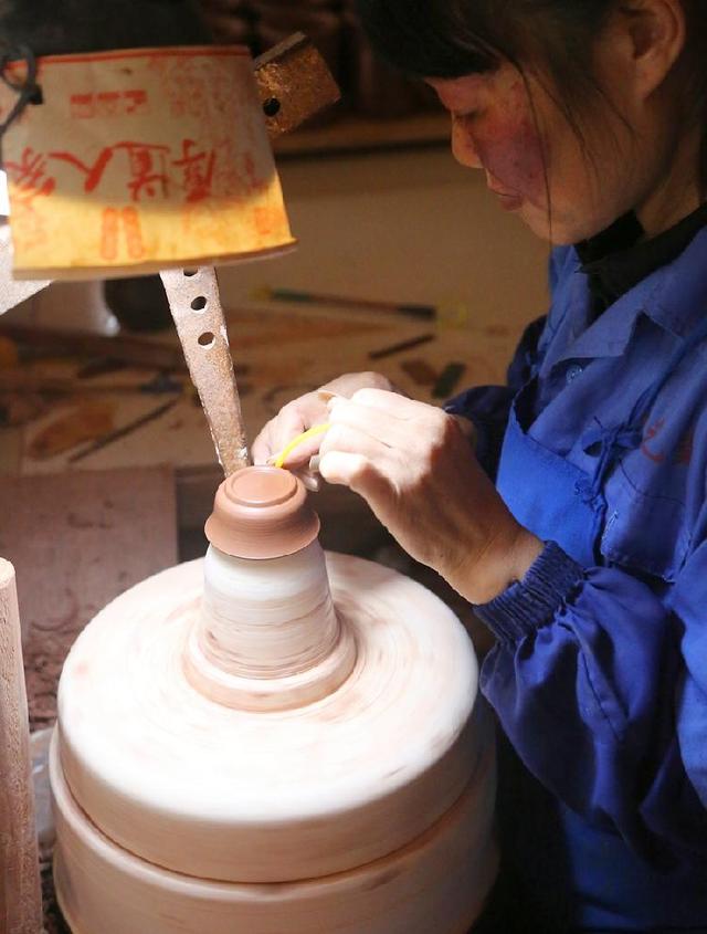 坭興陶拉坏過程。