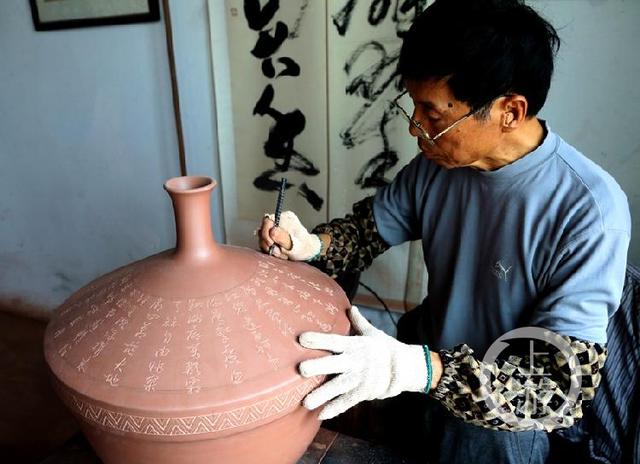 工藝師在精心製作「八仙過海」茶壺蓋。