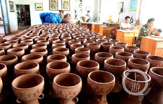 坭興陶正在製作中。