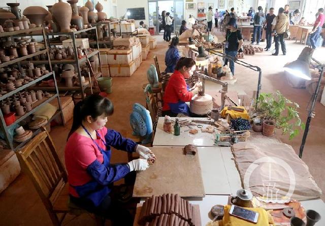 工藝師正在將陶土塑形中。