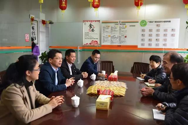 玉林市委常委鐘文幹慰問台資企業旺旺集團廣西總廠。