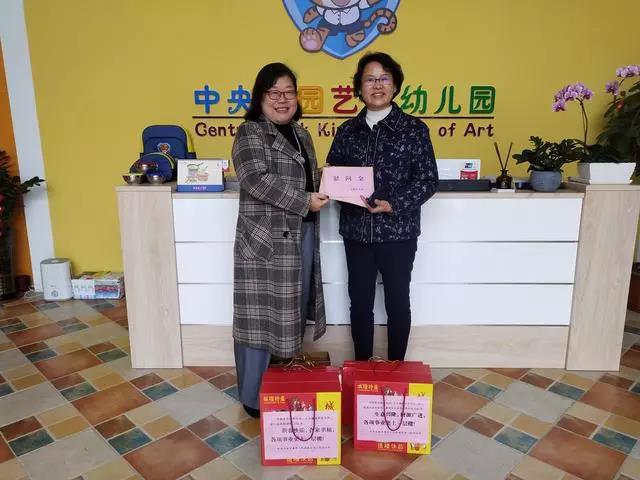 玉林市台辦主任楊海潔（右）慰問台企玉林市水河天教育諮詢有限公司的鐘總經理（左）。